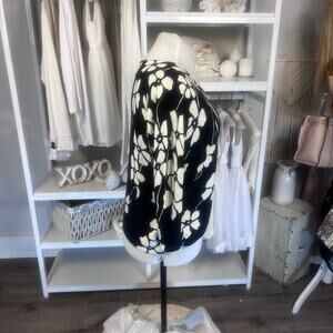 Anna Gray Signature Collection Women's Sz XL black & white floral sweater #3211